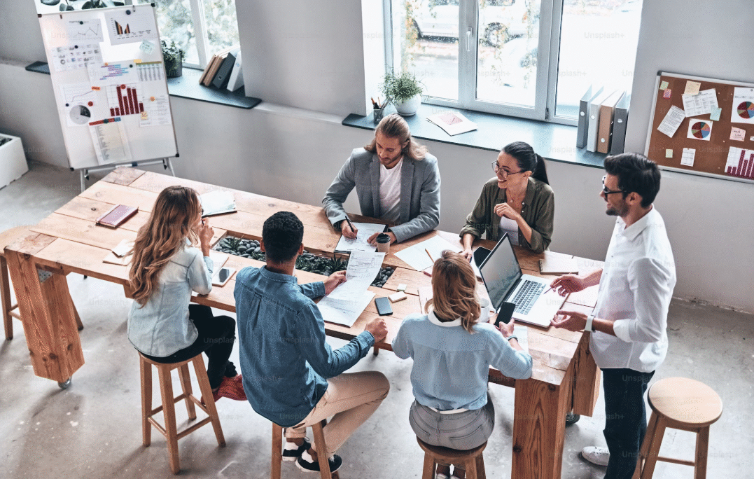 Estrategia de comunicación: <br>cómo diseñar un plan que conecte, posicione y haga crecer tu marca
